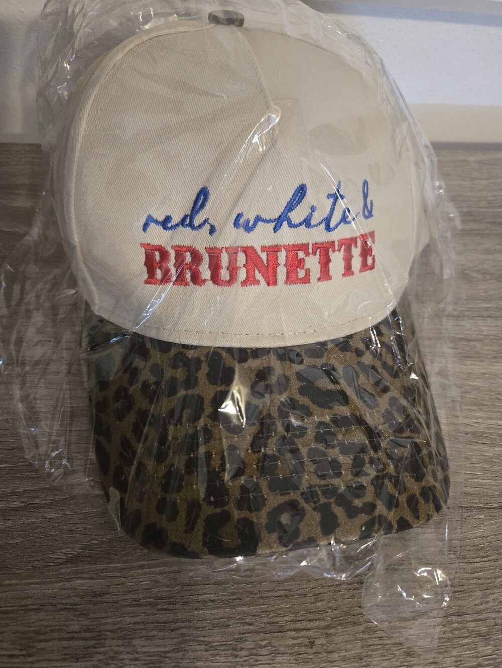 New Boutique Hat Red White And Brunette 🧨🎉✨️